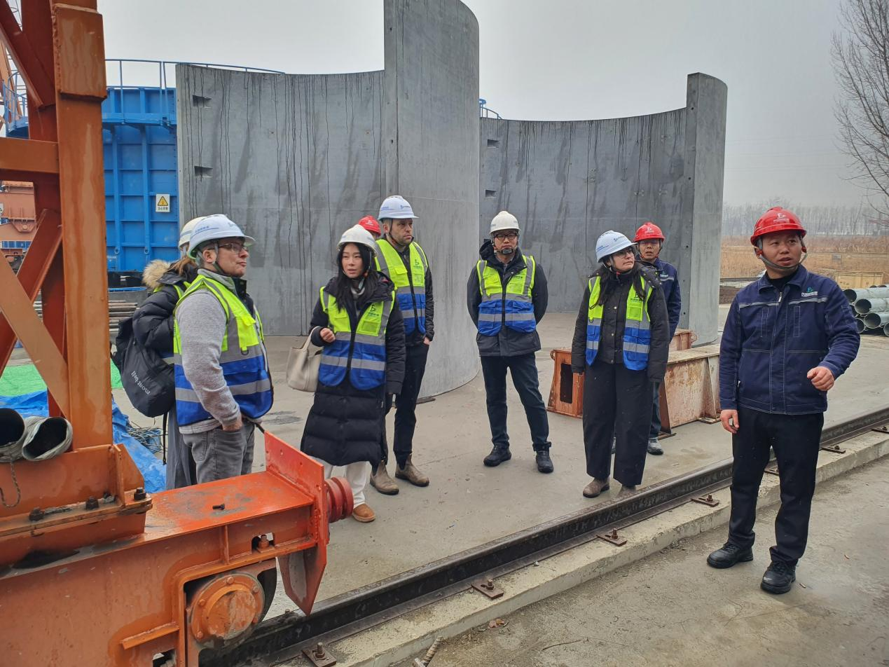 Wind_turbine_inspection_at_FL_Renewables_Baodi_delivery_center_during_Canadian_delegation_visit.png